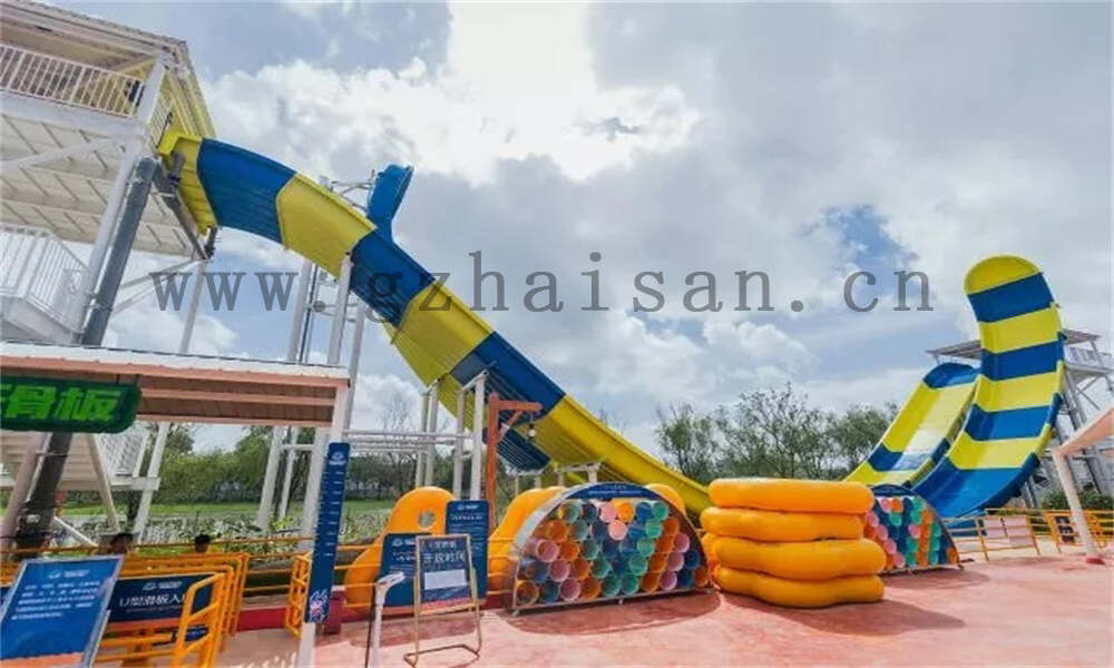 水上儿童游乐设备的价格是否与材料有关？