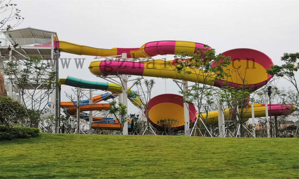 水上乐园畅享滑梯盛宴，尖叫欢乐一夏