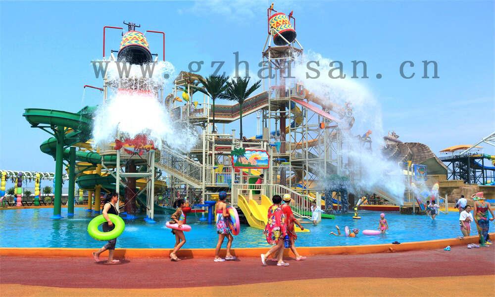 水上彩虹滑梯，畅享清凉夏日